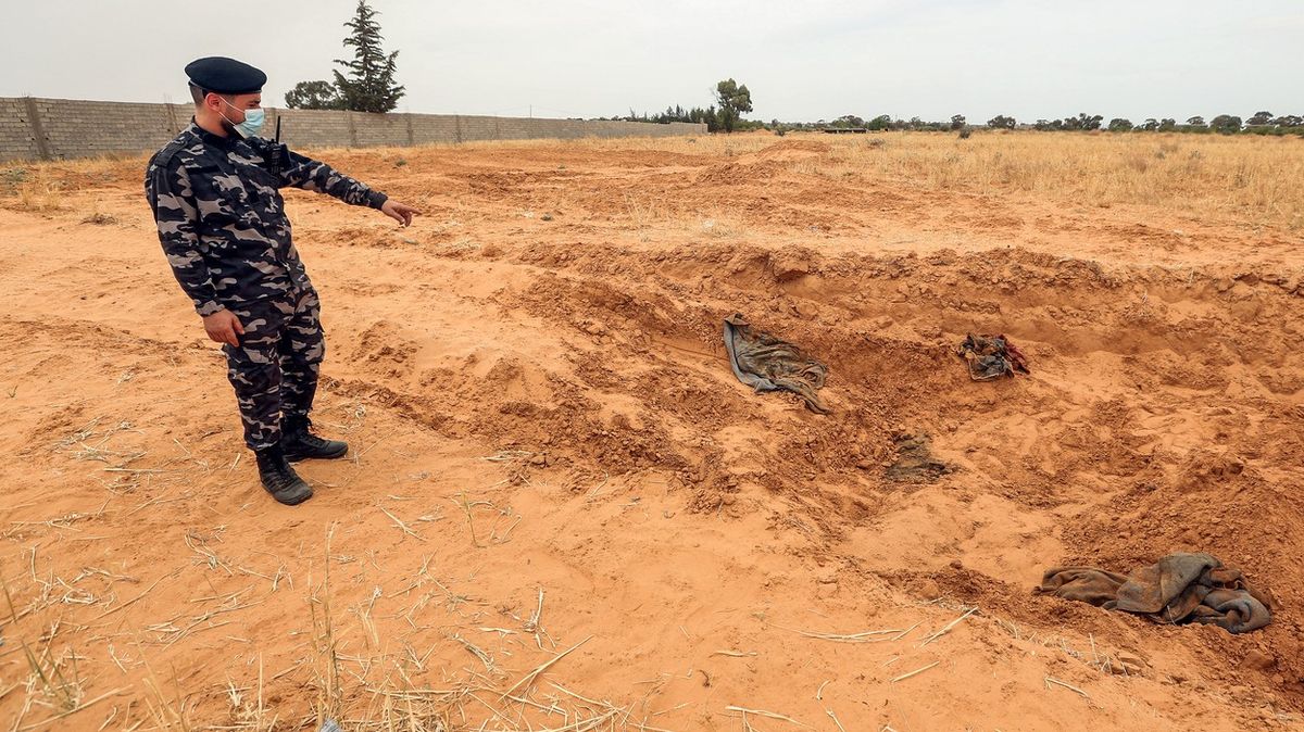 Libye: Haftarovi muži za sebou nechali desítky mrtvých v masových hrobech